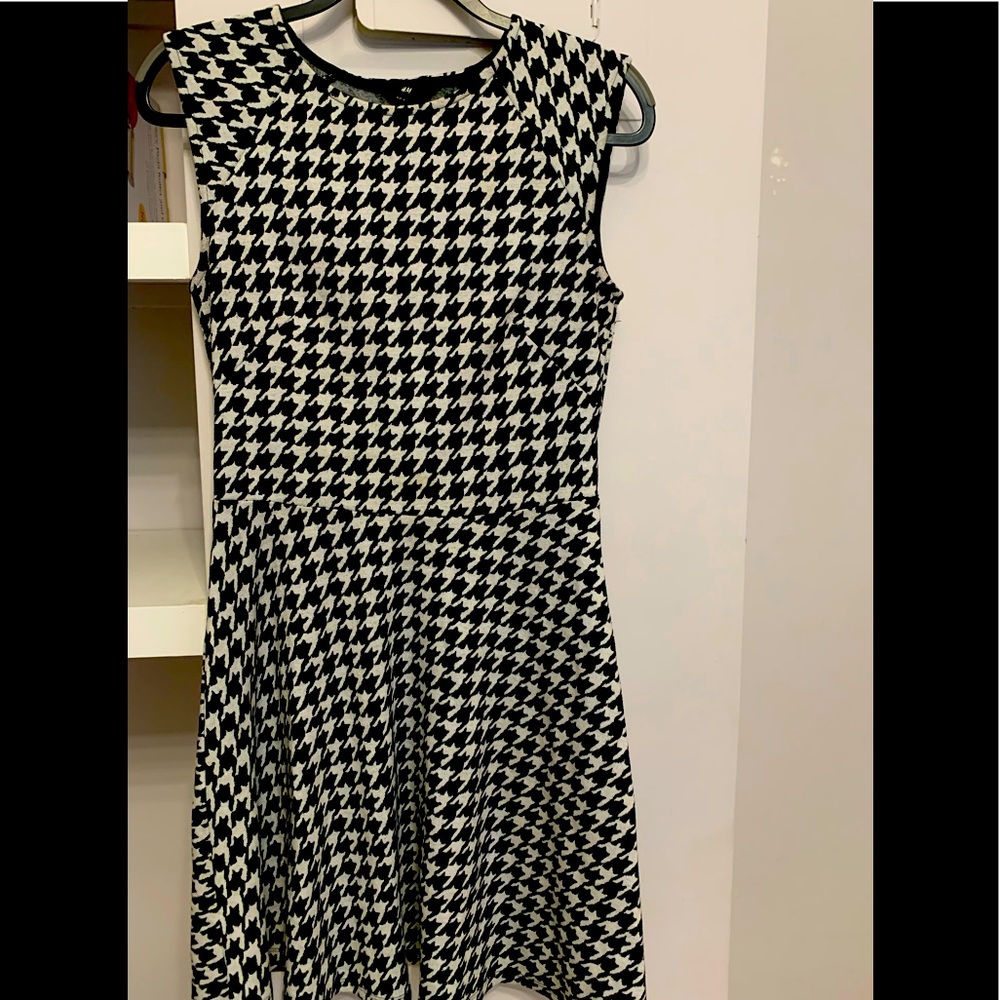 H&M black and white, houndstooth, sleeveless dress- SIZE M